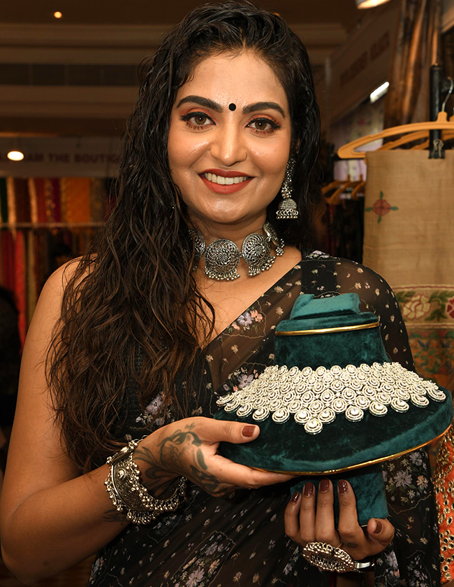 Models_20in_20sutra_20exhibition_20pics-2.jpg 2