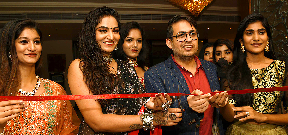 Models_20in_20sutra_20exhibition_20pics-6.jpg 6