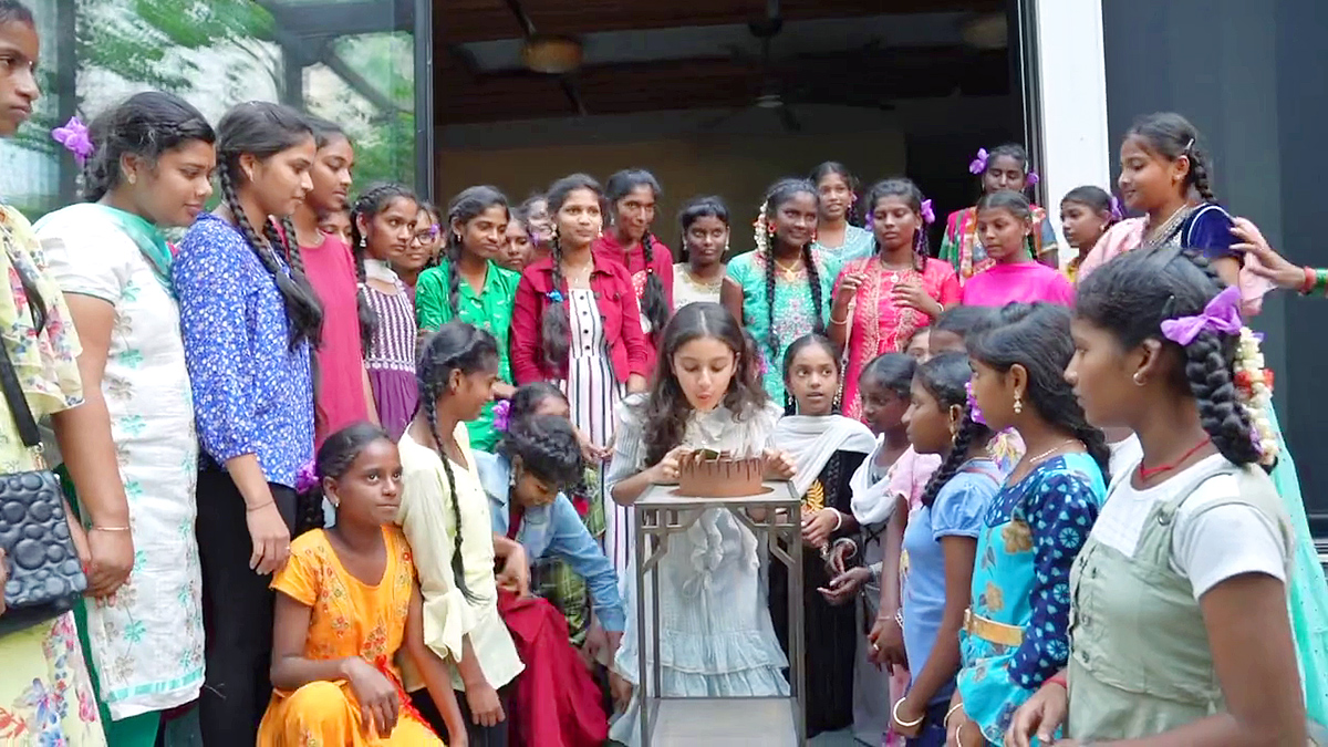 happy_20birthday_20Sitara_20Ghattamaneni_20-2.jpg 2