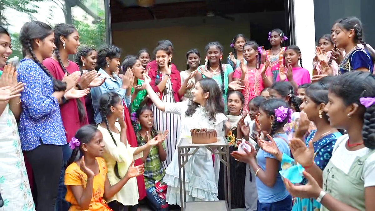 happy_20birthday_20Sitara_20Ghattamaneni_20-20.jpg 19