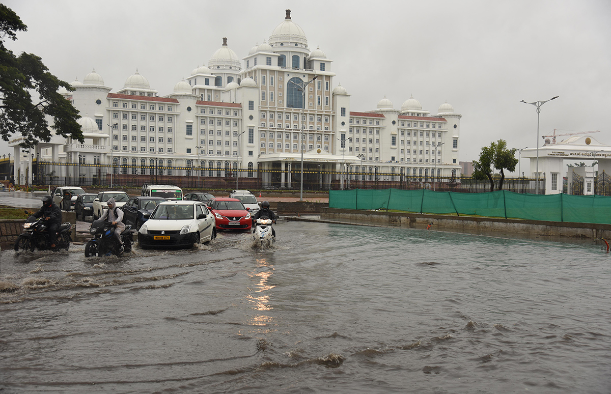 Heavy_20Rains_20In_20Hyderabad-3.jpg 4