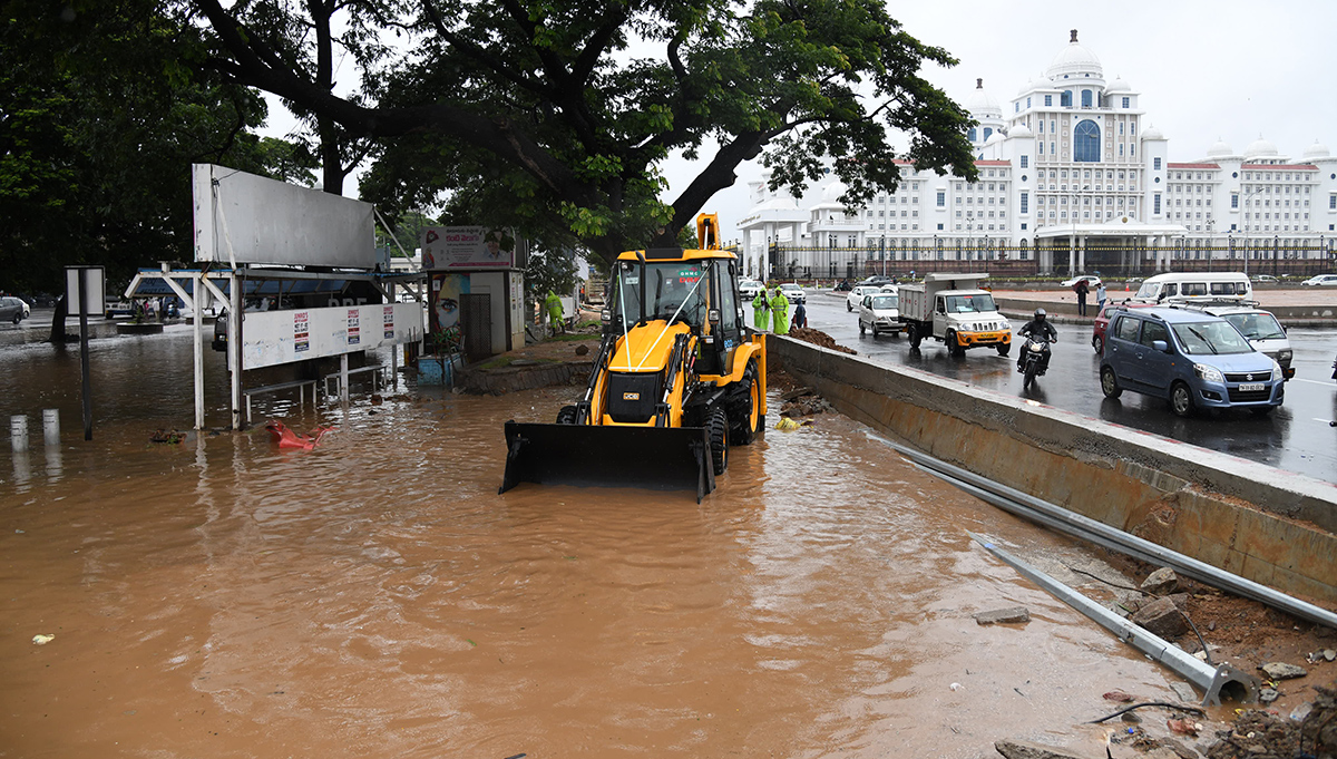 Heavy_20Rains_20In_20Hyderabad-5.jpg 6
