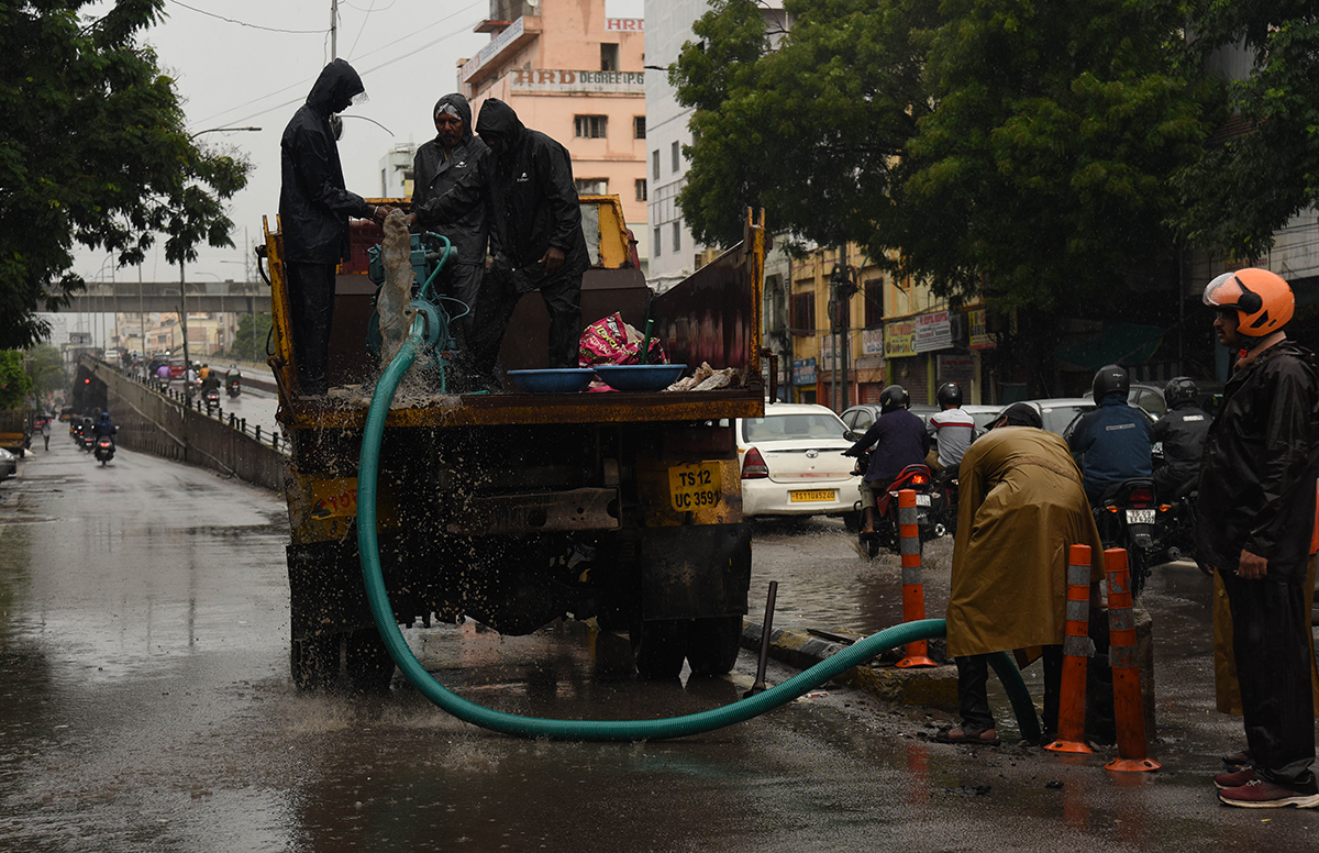 Heavy_20Rains_20In_20Hyderabad-7.jpg 8
