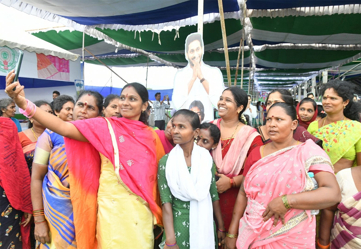 ysr_20nethanna_20nestham_20program_20Tirupati_20district_20Pics-1.jpg 1