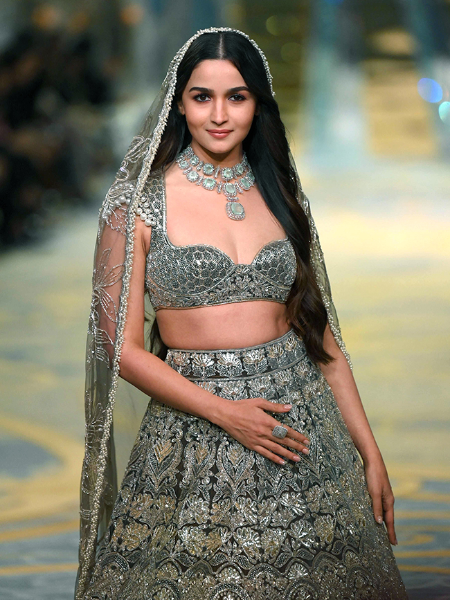 Manish_20Malhotra_20fashion_20show_20during_20The_20Bridal_20couture_20show_20in_20Mumbai-13.jpg 13
