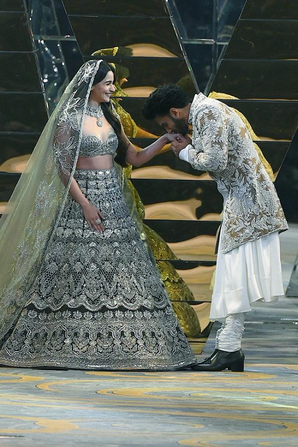 Manish_20Malhotra_20fashion_20show_20during_20The_20Bridal_20couture_20show_20in_20Mumbai-14.jpg 14