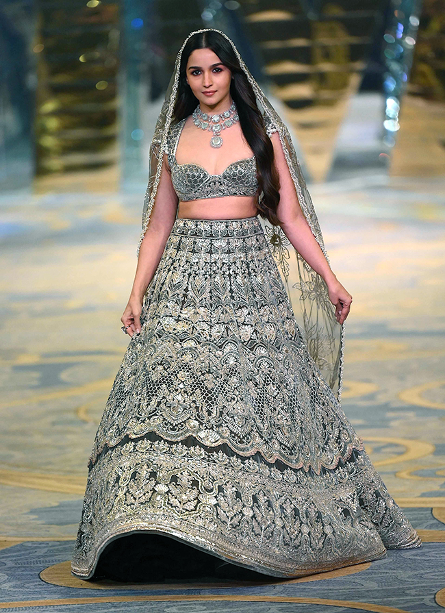 Manish_20Malhotra_20fashion_20show_20during_20The_20Bridal_20couture_20show_20in_20Mumbai-21.jpg 20