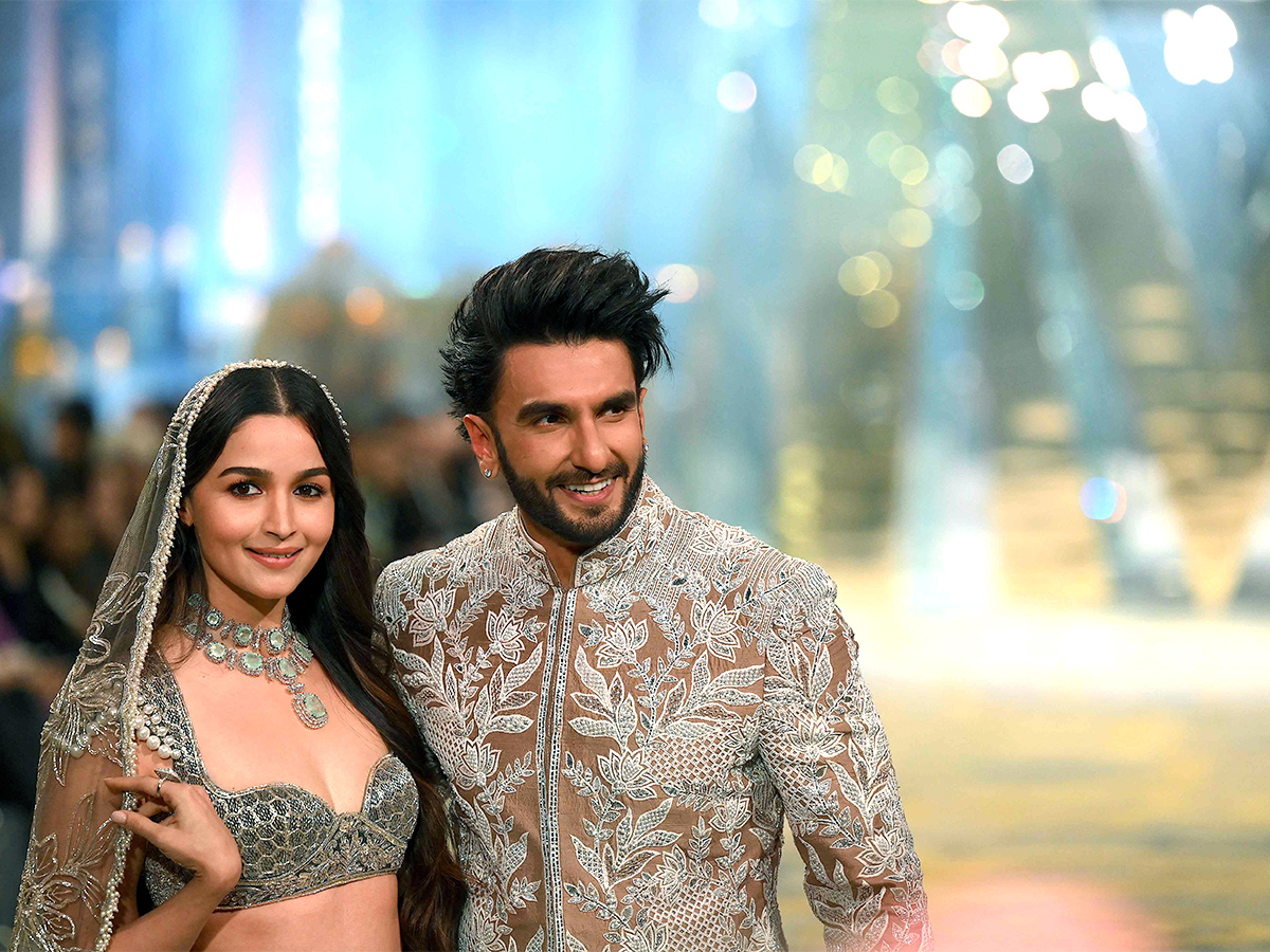 Manish_20Malhotra_20fashion_20show_20during_20The_20Bridal_20couture_20show_20in_20Mumbai-23.jpg 22