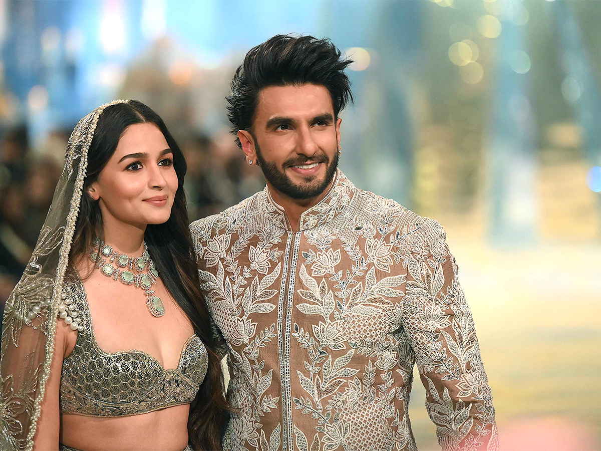 Manish_20Malhotra_20fashion_20show_20during_20The_20Bridal_20couture_20show_20in_20Mumbai-24.jpg 23
