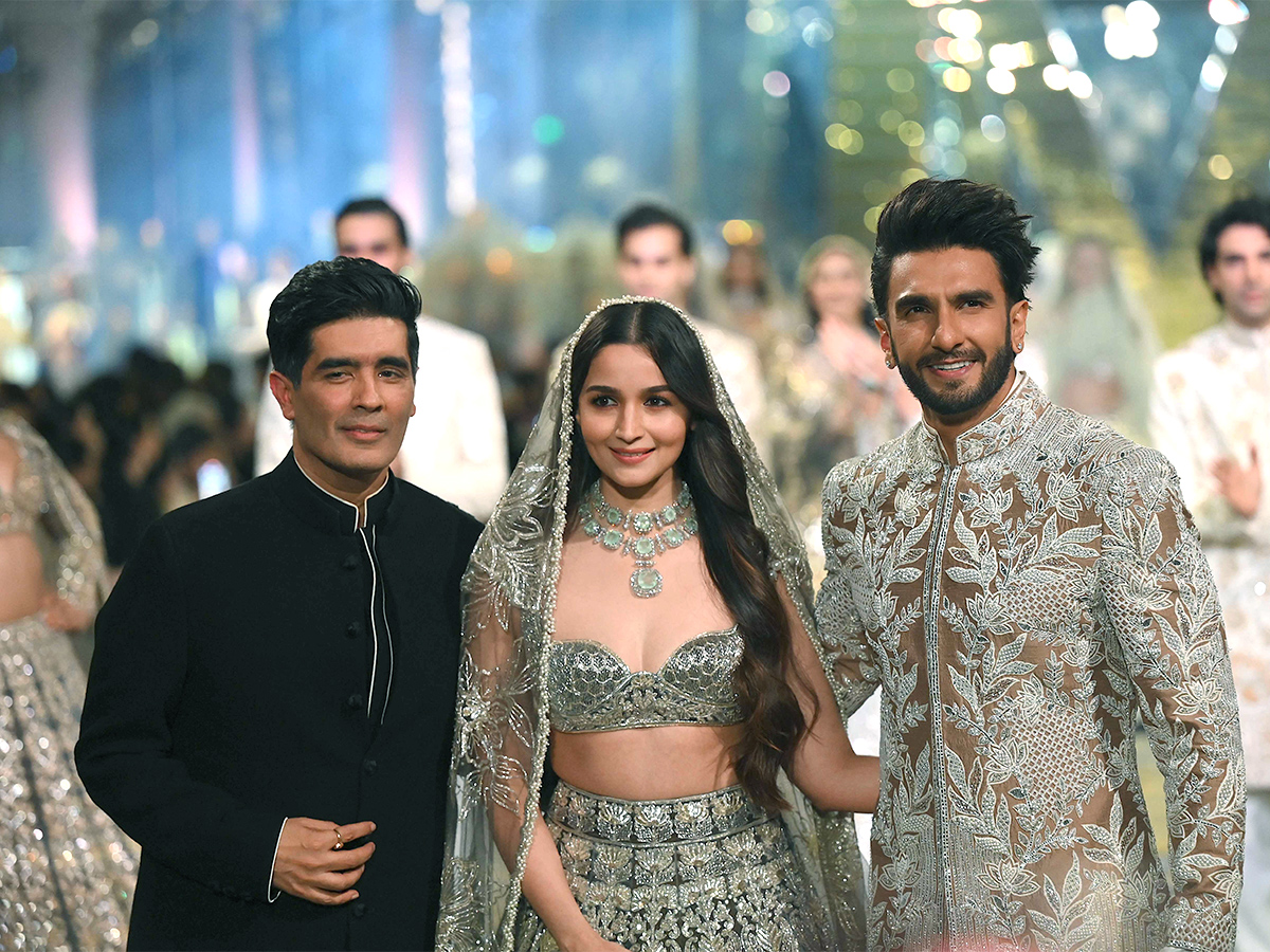 Manish_20Malhotra_20fashion_20show_20during_20The_20Bridal_20couture_20show_20in_20Mumbai-25.jpg 24
