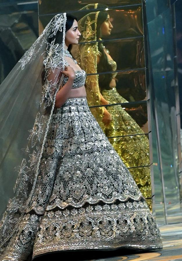 Manish_20Malhotra_20fashion_20show_20during_20The_20Bridal_20couture_20show_20in_20Mumbai-27.jpg 26