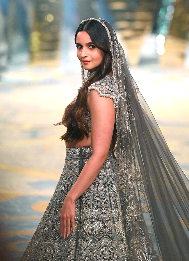Manish_20Malhotra_20fashion_20show_20during_20The_20Bridal_20couture_20show_20in_20Mumbai-29.jpg 28