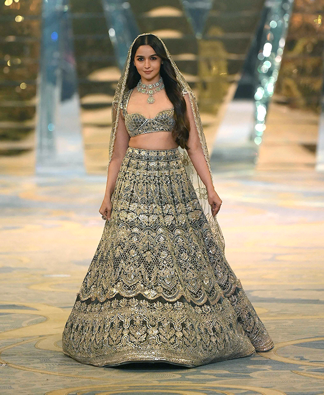Manish_20Malhotra_20fashion_20show_20during_20The_20Bridal_20couture_20show_20in_20Mumbai-30.jpg 29