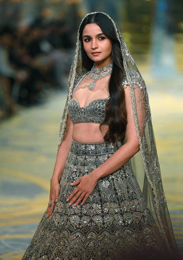 Manish_20Malhotra_20fashion_20show_20during_20The_20Bridal_20couture_20show_20in_20Mumbai-31.jpg 30
