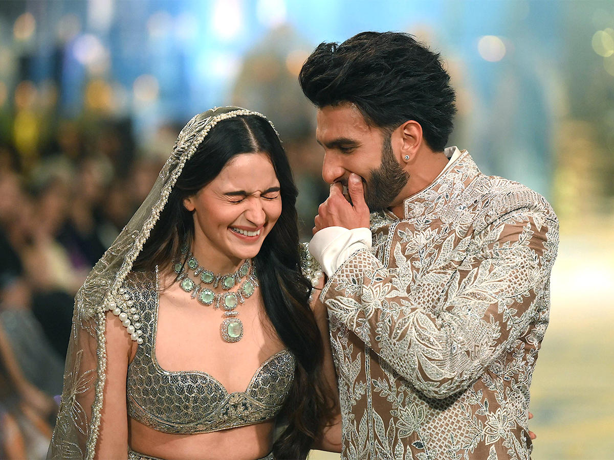 Manish_20Malhotra_20fashion_20show_20during_20The_20Bridal_20couture_20show_20in_20Mumbai-32.jpg 31
