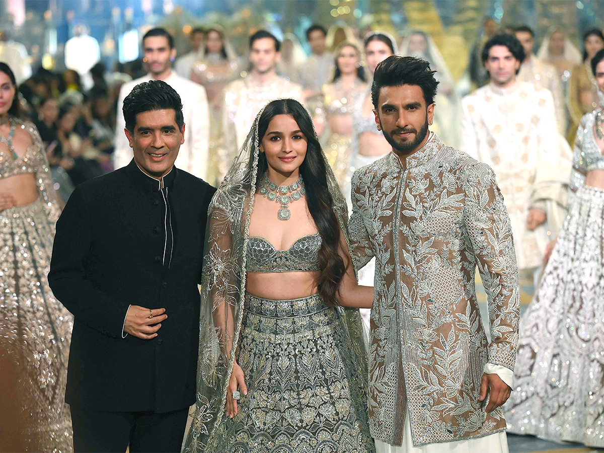 Manish_20Malhotra_20fashion_20show_20during_20The_20Bridal_20couture_20show_20in_20Mumbai-33.jpg 32