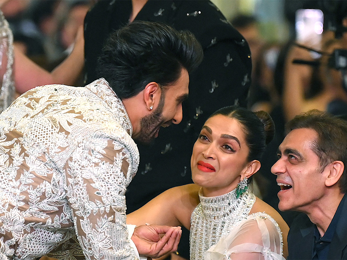 Manish_20Malhotra_20fashion_20show_20during_20The_20Bridal_20couture_20show_20in_20Mumbai-7.jpg 7