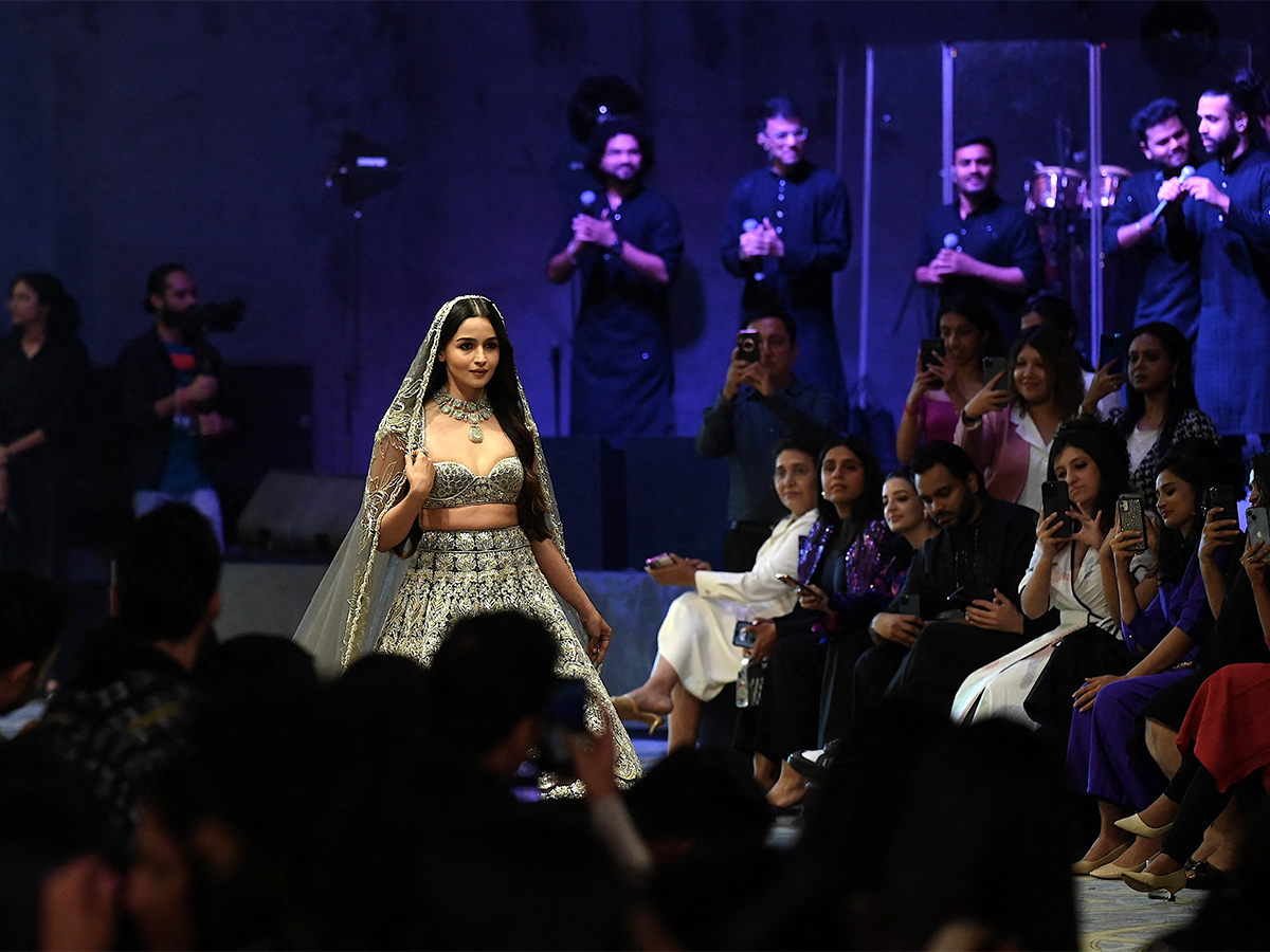 Manish_20Malhotra_20fashion_20show_20during_20The_20Bridal_20couture_20show_20in_20Mumbai-8.jpg 8