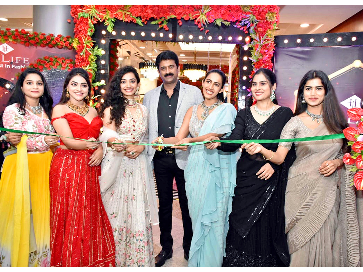 Actress_20Niharika_20Konidela_20Launch_20of_20Hi_20Life_20Exhibition_20Photos_14.jpg 22