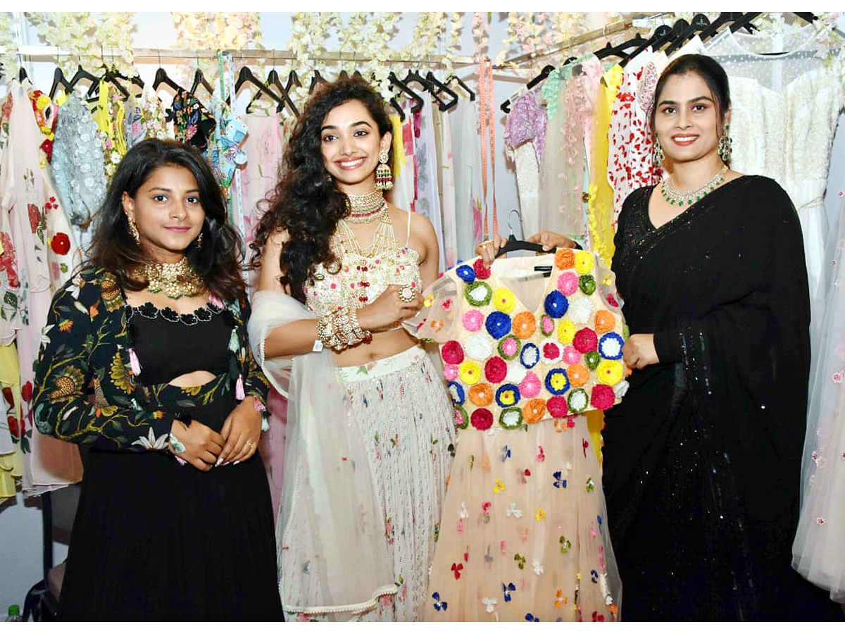 Actress_20Niharika_20Konidela_20Launch_20of_20Hi_20Life_20Exhibition_20Photos_17.jpg 25
