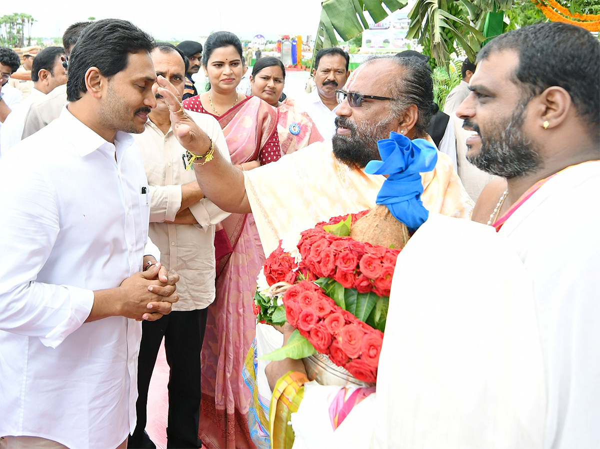 CM_20Jagan_20Lay_20Foundation_20for_20Amaravati_20CRDA_20Houses-29.jpg 26