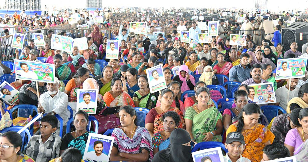 CM_20Jagan_20Lays_20Foundation_20Stone_20for_20Poor_20People_20Houses_20In_20Krishnayapalem-7.jpg 7