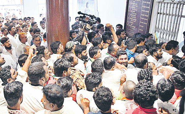 ponnam.jpg