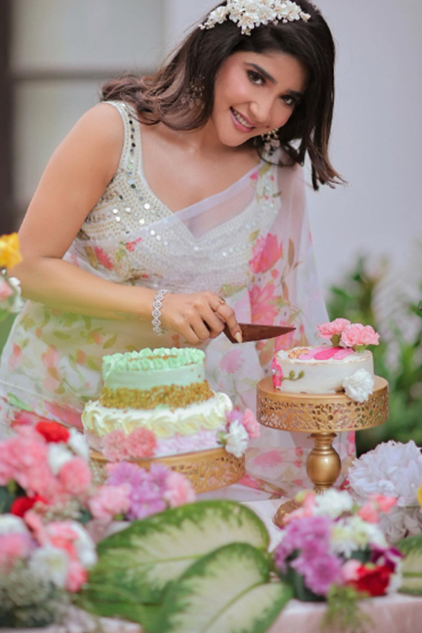sakshi-agarwal-cake-cutting.jpg 8