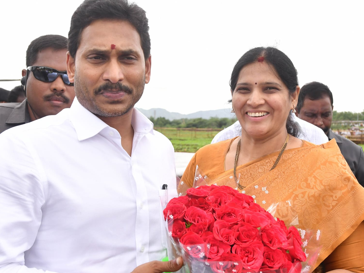 ysjagan-meets-publicq.jpg 19