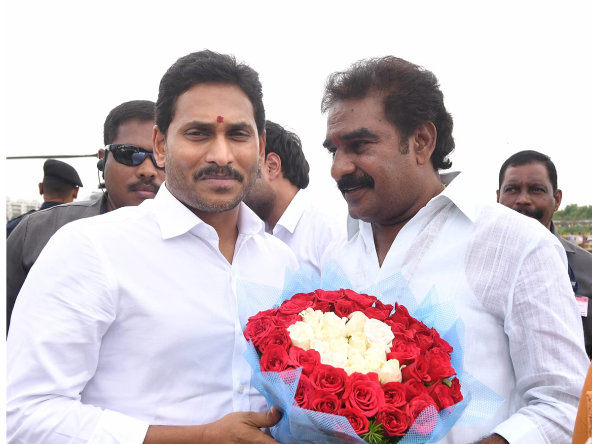 ysjagan-meets.jpg 18