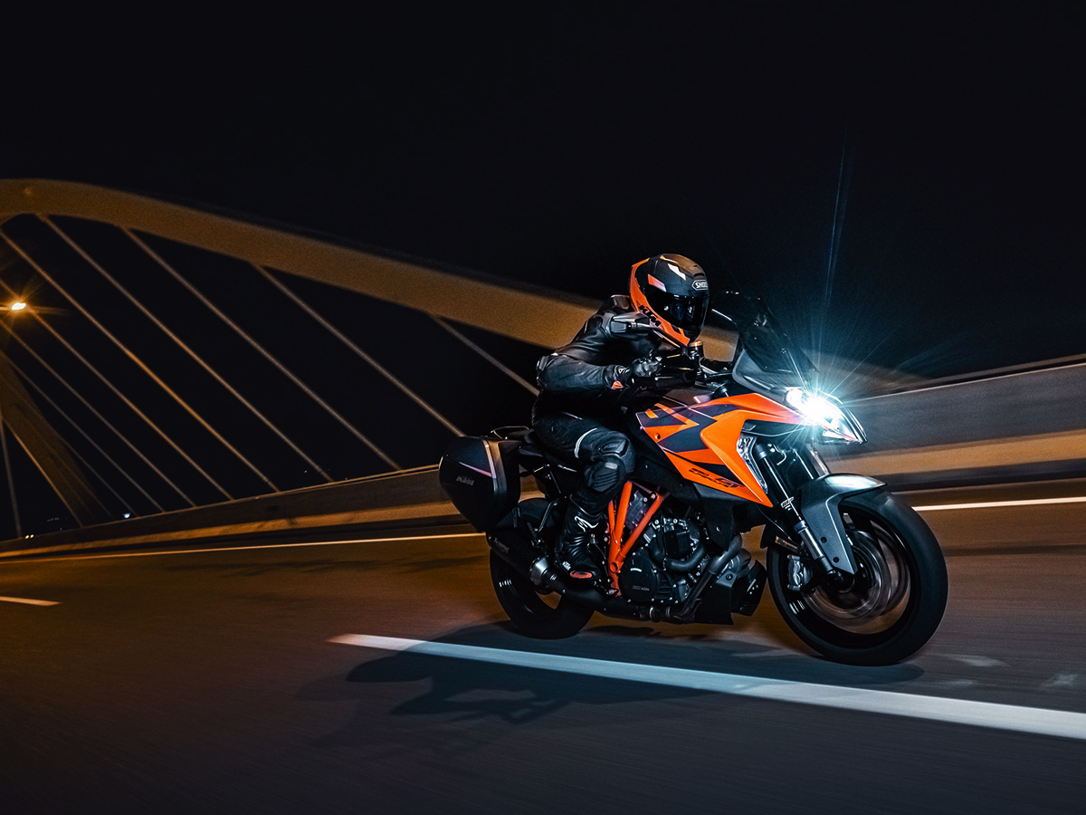 2._20KTM_201290_20Super_20Duke_20GT.jpg 3