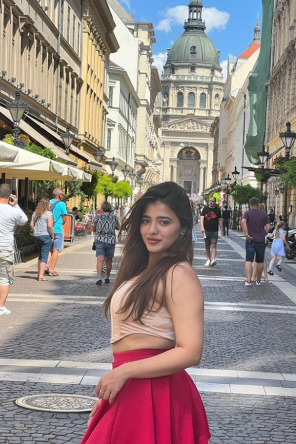 ketika-sharma-budapest.jpg 8