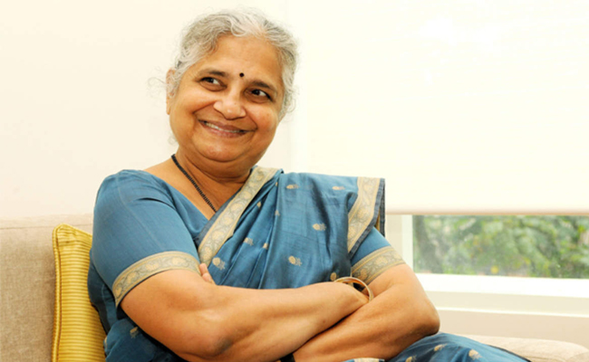 sudha-murthy-carries-food.jpg