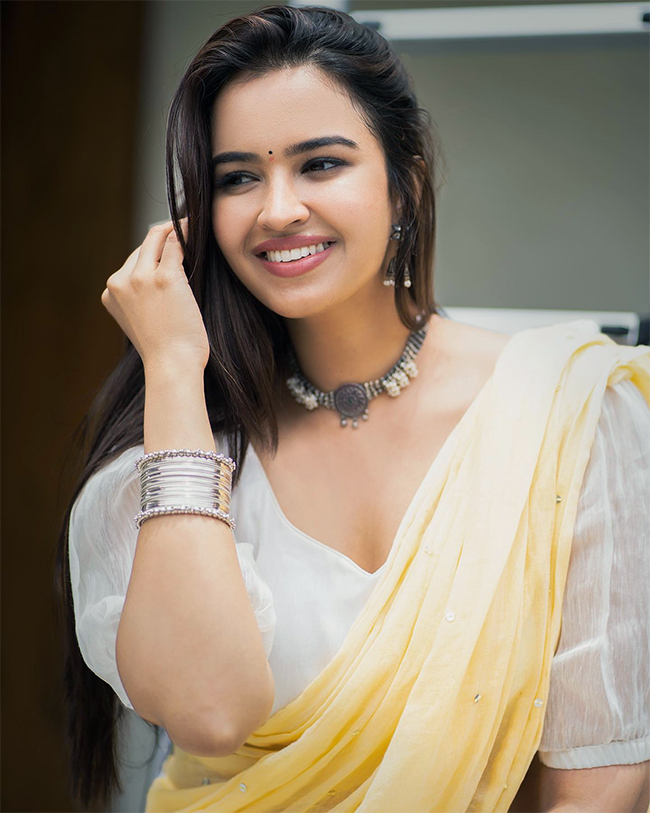 Actress_20Poojitha_20Ponnada_20Photos-11.jpg 10