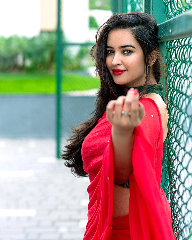Actress_20Poojitha_20Ponnada_20Photos-7.jpg 7