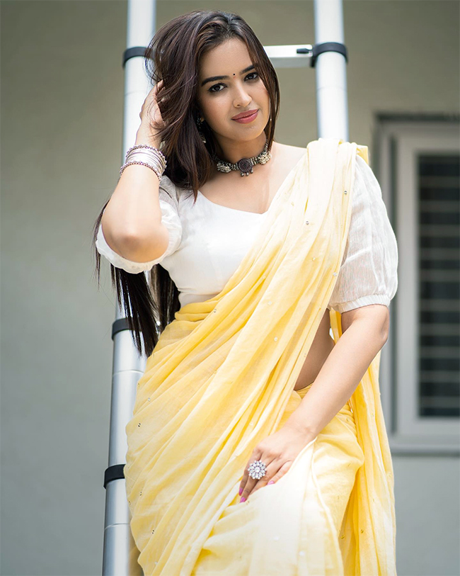 Actress_20Poojitha_20Ponnada_20Photos-9.jpg 8