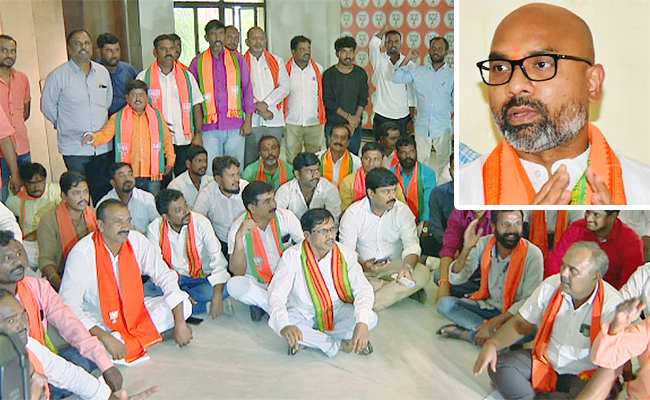 Slogans-In-Office-Against-MP-Arvind.jpg