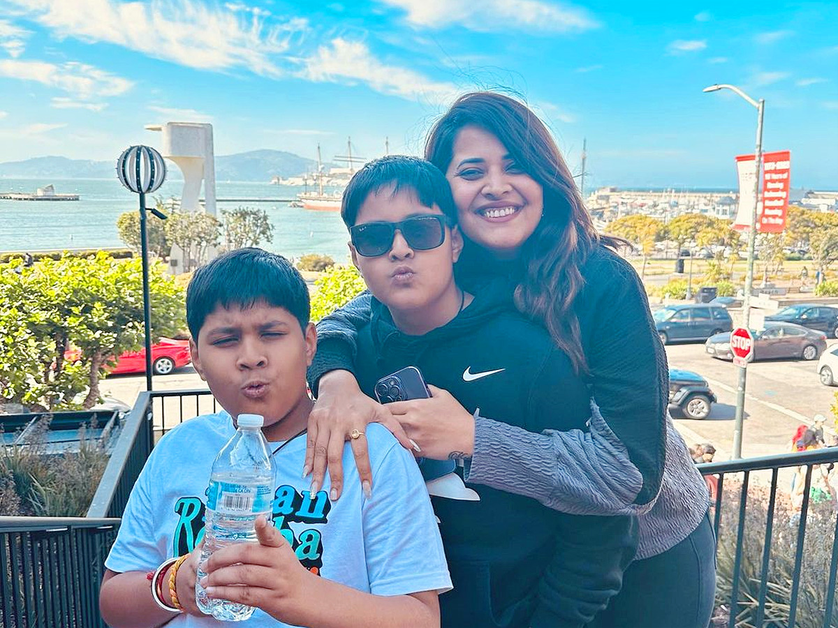 Anchor_20Anasuya_20Enjoying_20With_20Her_20Family_20in_20California_20Photos_4.jpg 5