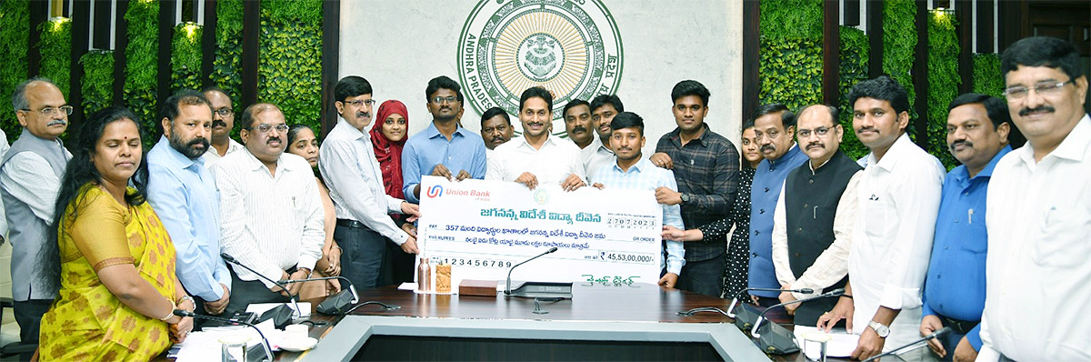 CM_20YS_20Jagan_20In_20Jagananna_20Videshi_20Vidya_20Deevena_20Funds_20Release_20Event-3.jpg 3