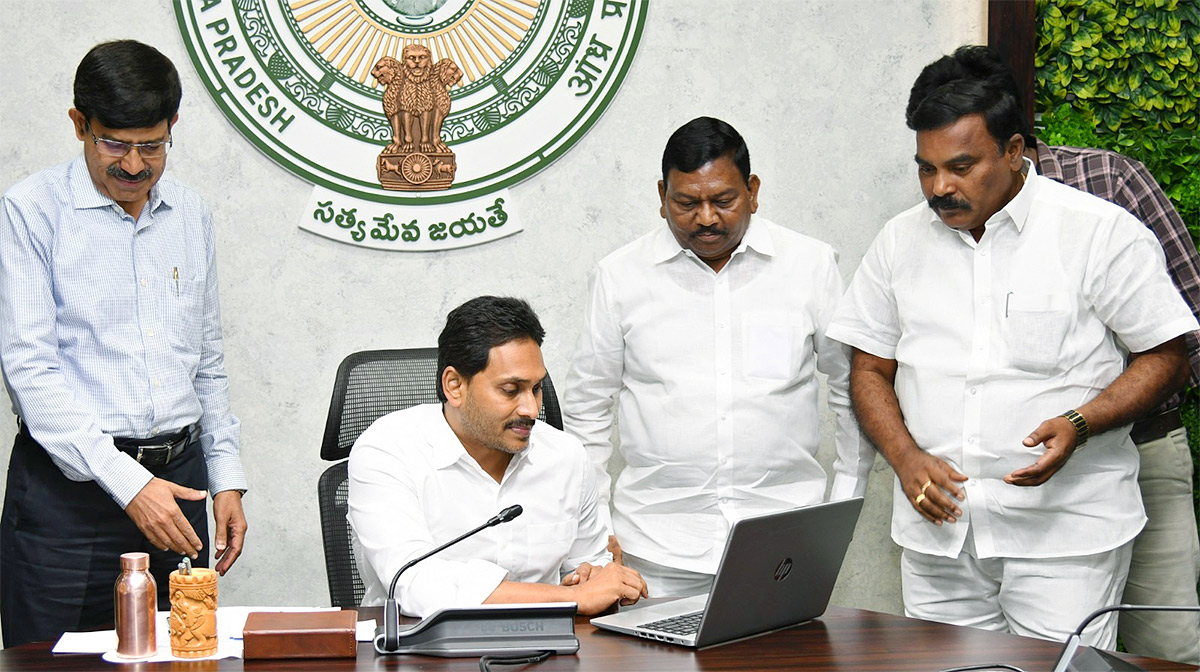 CM_20YS_20Jagan_20In_20Jagananna_20Videshi_20Vidya_20Deevena_20Funds_20Release_20Event-4.jpg 4
