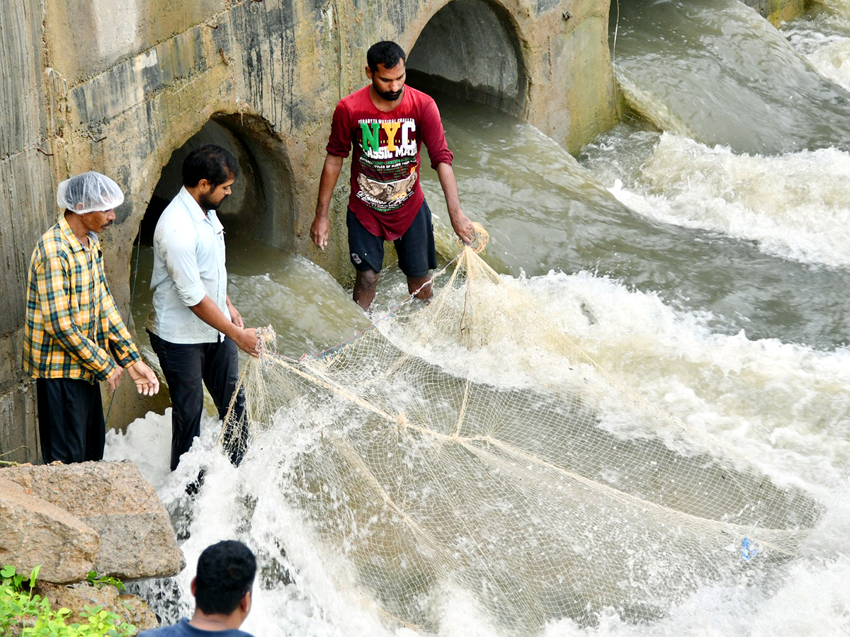 Catching_20fishes_20in_20flood_20water_20in_20heavy_20rain_20Photos_1.jpg 2