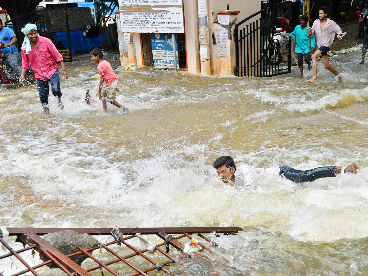 Catching_20fishes_20in_20flood_20water_20in_20heavy_20rain_20Photos_10.jpg 11