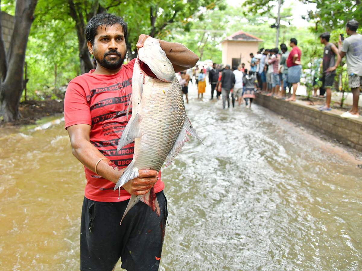 Catching_20fishes_20in_20flood_20water_20in_20heavy_20rain_20Photos_11.jpg 12