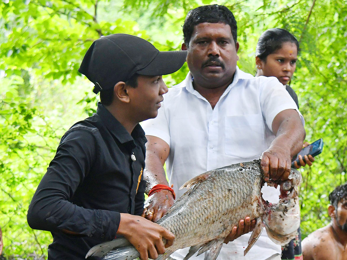 Catching_20fishes_20in_20flood_20water_20in_20heavy_20rain_20Photos_12.jpg 13