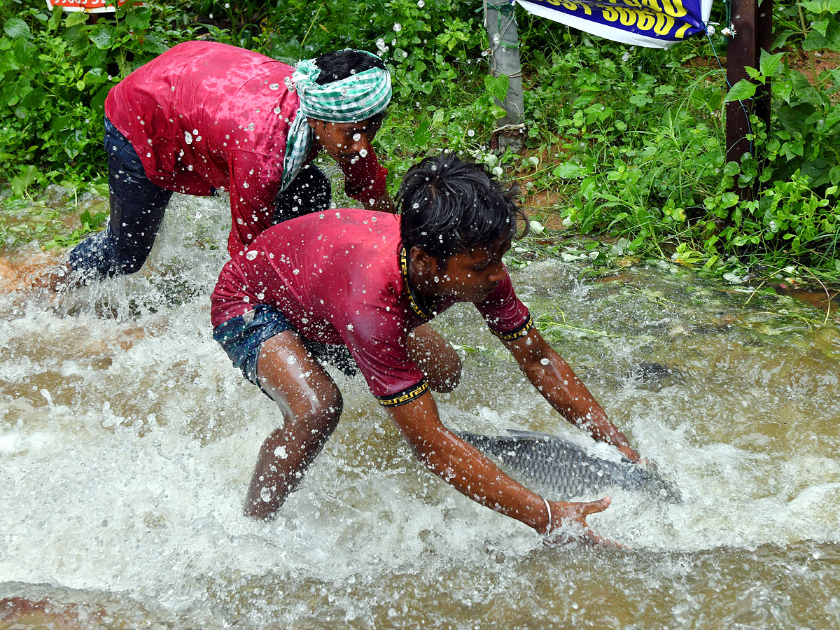 Catching_20fishes_20in_20flood_20water_20in_20heavy_20rain_20Photos_6.jpg 7
