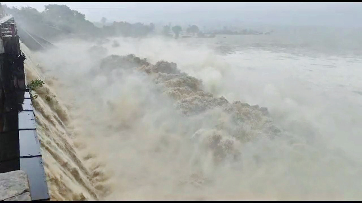 Flood_20Water_20Coming_20Heavily_20Into_20Kadem_20Project-15.jpg 14