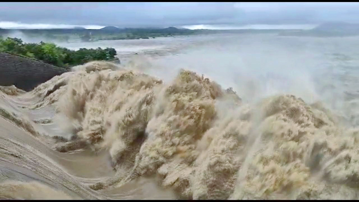 Flood_20Water_20Coming_20Heavily_20Into_20Kadem_20Project-2.jpg 2
