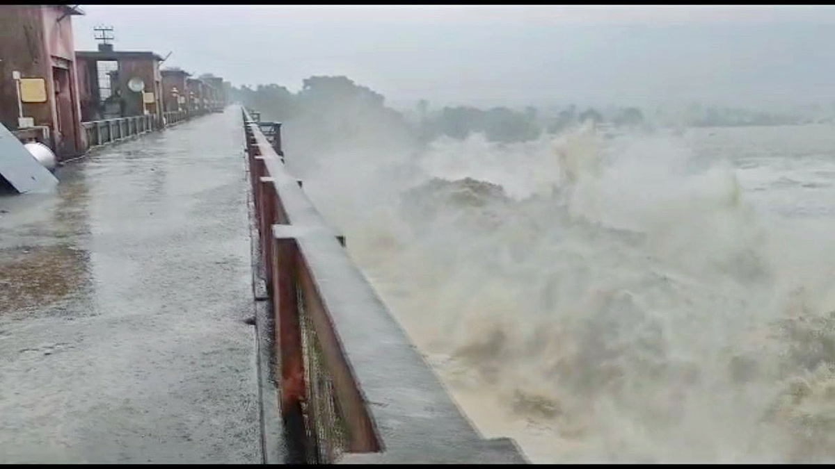 Flood_20Water_20Coming_20Heavily_20Into_20Kadem_20Project-6.jpg 6