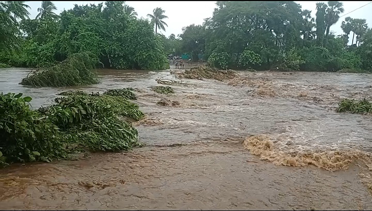 Heavy_20Rains_20in_20andhra_20pradesh_20update_20photos-12.jpg 12
