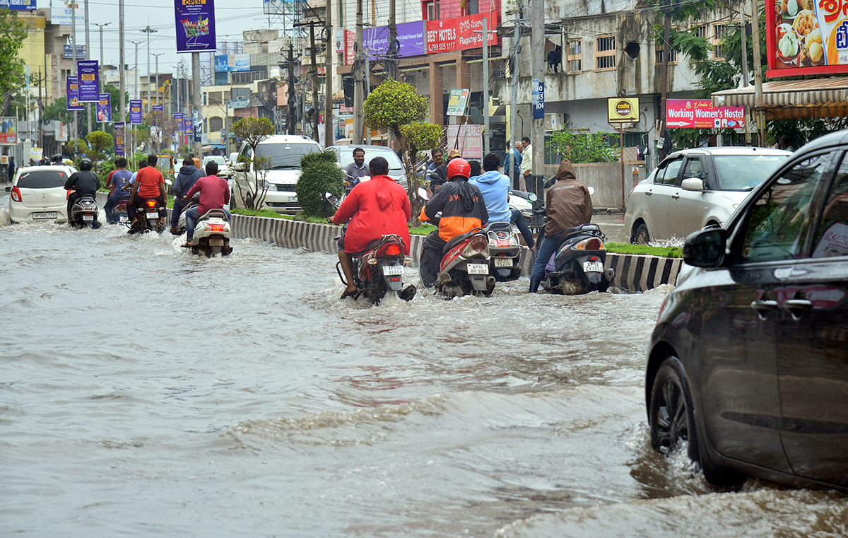 Heavy_20Rains_20in_20andhra_20pradesh_20update_20photos-15.jpg 15